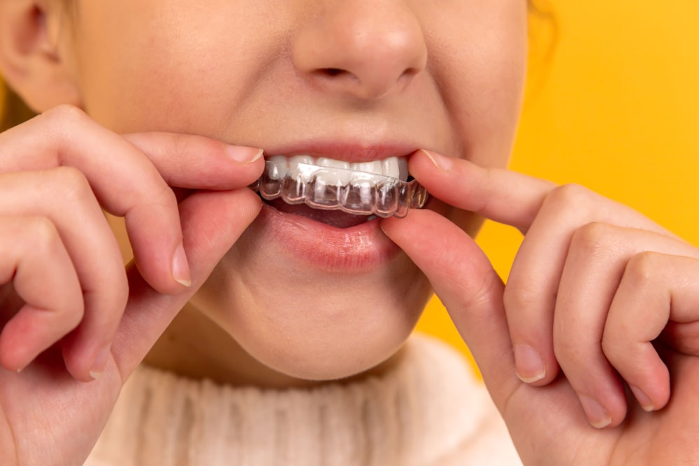 Paciente sorrindo após tratamento odontológico na Volte a Sorrir em Caruaru
